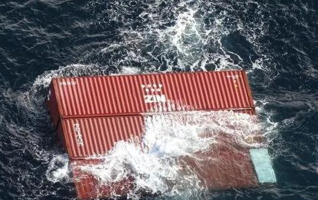 突发！船上集装箱着火，约40个集装箱落水