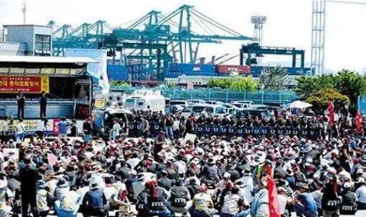 美西奥克兰港卡车司机罢工阻断了该港三个码头的卡车交通，船公司发布预警